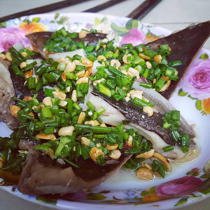 Cá lồi được chà lớp nhớt bên ngoài bằng lá rồi sơ chế sạch sẽ nên sẽ không có mùi tanh khi ăn. Ảnh: phanthietvn.