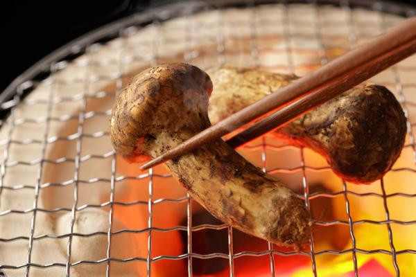 Thậm chí, tại cuộc gặp Bàn Môn Điếm năm 2018, lãnh đạo Triều Tiên đã gửi 3 tấn nấm tươi matsutake với trị giá 2,6 triệu USD (gần 6 tỷ đồng), cho Tổng thống Hàn Quốc. Ảnh: vtimes.