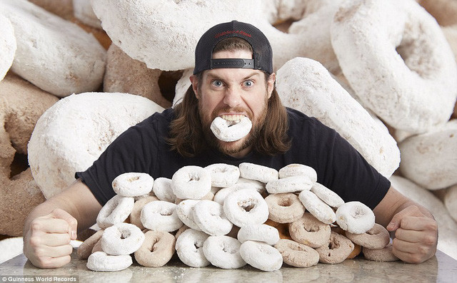 Trong vòng 3 phút anh Kevin Strahle đến từ Mỹ đã ăn được 9 chiếc lượng bánh “doughnut” phủ bột và được vinh danh trong danh sách kỉ lục thế giới.