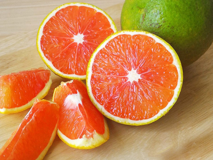 Đặc biệt, hàm lượng vitamin C trong cam Cara ruột đỏ vượt trội, lớn gấp 150% so với các loại cam vàng khác. Ảnh: buoidaxanhphuonguyen.