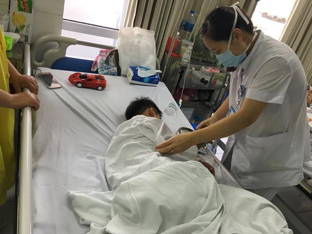 Đây là bé trai 7 tuổi (quê Chương Mỹ, Hà Nội) vào viện trong tình trạng tỉnh, mặt có nhiều vết thương, khuyết 1/2 môi trên dính sát liền mũi, vết thương thấu môi dưới, phần đứt rời kích thước 2x2 cm dập nát, có nhiều vết răng chó ở trên. Theo bác sĩ trường hợp bé trai này có tổn thương ảnh hưởng lớn đến chức năng và thẩm mỹ, tiên lượng kém, phải phẫu thuật tạo hình nhiều lần cho dù kết quả sẽ không bao giờ trở về như trước được.
