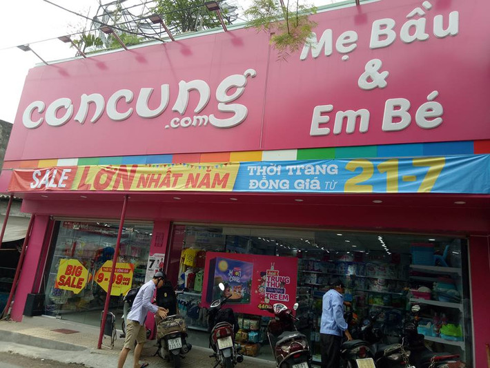 Ghi nhận của Kiến Thức chiều 24/7, siêu thị Con Cưng tại số 6 dốc Phụ Sản (phường Ngọc Khánh, quận Ba Đình) và tại số 2 Triệu Quốc Đạt (phường Trần Hưng Đạo, quận Hoàn Kiếm) khá vắng khách.