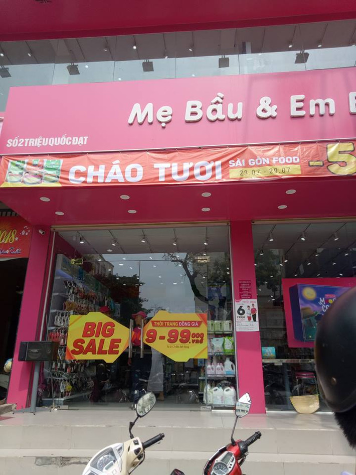 Chuỗi siêu thị này đang chạy các chương trình Big Sale để thu hút khách hàng. Đặc biệt là ngoài cửa lớn của siêu thị có dán quảng cáo chương trình sale thời trang đồng giá từ 9 -99.000 đồng, bắt đầu từ ngày 21/7/2018 cho tới khi hết hàng.