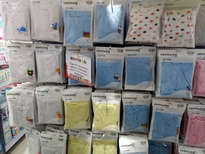 Sản phẩm mà chuỗi siêu thị Con Cưng tại Hà Nội đang sale nhiều nhất là thời trang. Các chương trình như: Giảm 10% khi mua hàng thời trang hãng CF và Con cưng từ 300.000 đồng; giảm 40% khi mua áo thun CF…