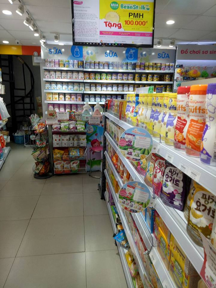 Tiếp đó là tới các mặt hàng sữa, bỉm cũng có chương trình giảm giá.