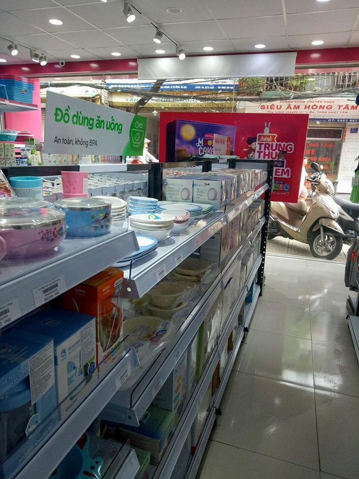 Chuỗi siêu thị Con Cưng tại các chi nhánh ở Hà Nội khá đa dạng sản phẩm từ đồ dùng, thực phẩm, thời trang… cho mẹ bầu và em bé.