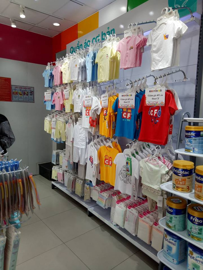 Áo thun CF giảm tới 40%.