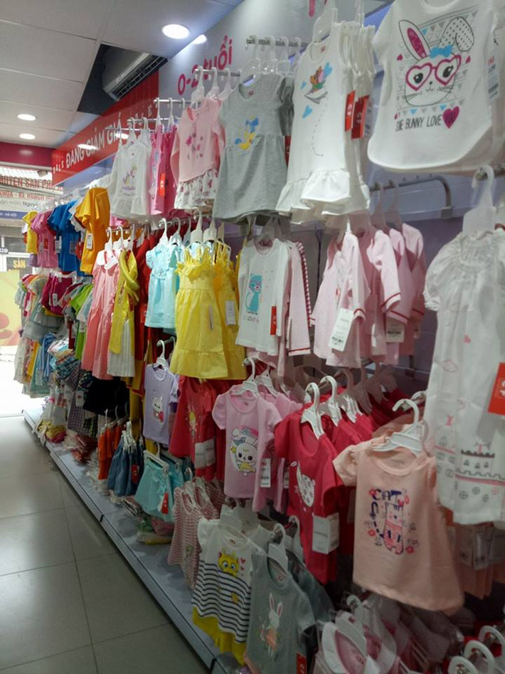 Ghi nhận tại các siêu thị của Con Cưng ở Hà Nội, lô sản phẩm thời trang có nguồn gốc Thái Lan đã được siêu thị thu hồi. Hiện tại Con Cưng chỉ còn sản phẩm thời trang do Việt Nam sản xuất.