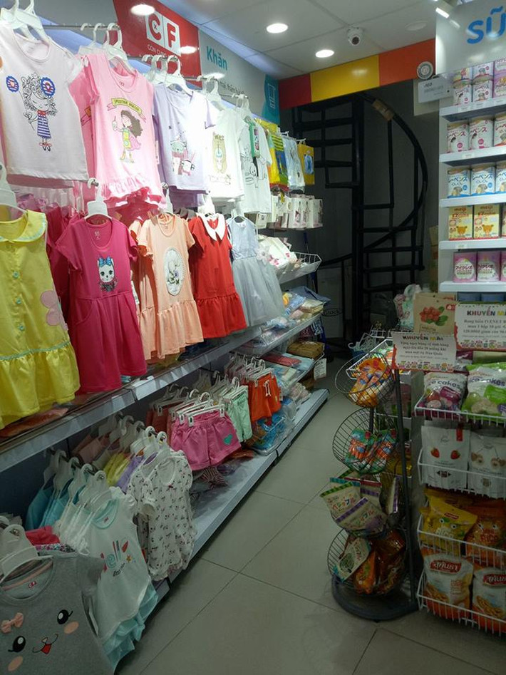 Tuy nhiên, theo nhân viên bán hàng tại Con Cưng số 6 dốc Phụ sản, chương trình sale đồng giá này không được Bộ Công thương phê duyệt vì thời hạn quá dài, nên Con Cưng chỉ sale tới 31/8.