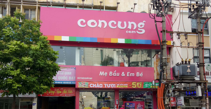 Tại Hà Nội, siêu thị Con Cưng có 5 chi nhánh tại: số 2 Triệu Quốc Đạt (quận Hoàn Kiếm); số 6 dốc Phụ sản; số 933 La Thành (quận Ba Đình); 150 -152 -154 Cầu Bươu (huyện Thanh Trì) và 136 đường Phùng Khắc Khoan (Thị xã Sơn Tây).