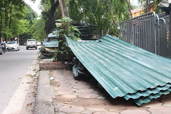 Một số vật liệu xây dựng được đưa ra ngoài xếp thành chồng cao và đặt ngổn ngang trên vỉa hè đường Phan Kế Bính.