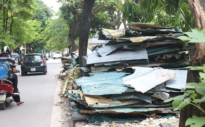Phần vỉa hè dành cho người đi bộ trở thành điểm tập kết phế liệu.