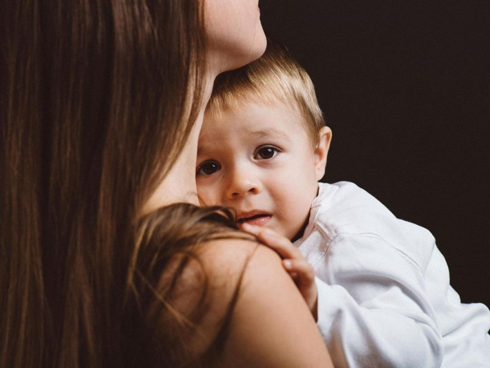 Cảm giác bị ám ảnh Bà mẹ bị trầm cảm hay bị ám ảnh, có thể về một người, một tình huống hay một hoạt động cụ thể nào đó. Vài người có thể trở nên sợ hãi và tin rằng mình là mối nguy hại cho các thành viên trong gia đình, đặc biệt là đứa trẻ.