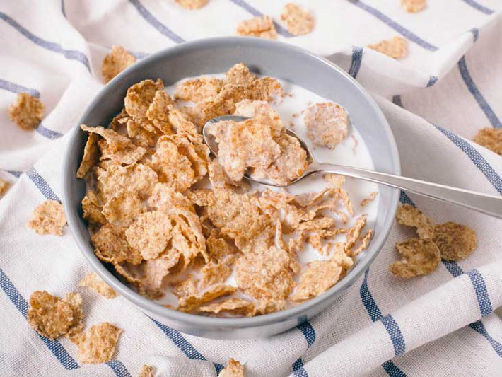 Ngũ cốc ít chất xơ Ngoài mức đường cao, các loại ngũ cốc ít chất xơ và nhiều carb sẽ khiến bạn nhanh đói và thường phải ăn thêm trước bữa trưa. Do đó, không nên lựa chọn ngũ cốc ít chất xơ làm món ăn sáng. Ảnh: Healthline.