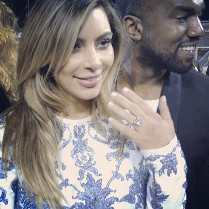 Kanye đã bỏ ra 1 triệu USĐ để mua nhẫn đính hôn cho Kim. Chiếc nhẫn đắt giá bằng kim cương 15 carat của hãng Lorraine Schwartz được các chuyên gia trang sức đánh giá là đẹp hoàn mỹ và hiếm có.