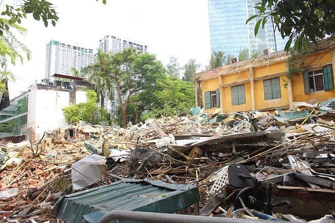 Ngày 28/6/2018, lực lượng chức năng quận Ba Đình (HN) đã tiến hành cưỡng chế, giải tỏa các công trình vi phạm xây dựng không phép trên đất của dự án cống hóa mương Phan Kế Bính. Tuy nhiên, đã một tháng trôi qua, các vật liệu xây dựng vẫn chưa được thu gom xử lý, để lại giữa con phố một bãi rác khổng lồ.