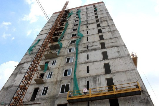 Một trong những nguyên nhân của việc dự án Tân Bình Apartment chậm trễ là do chủ đầu tư đã tự ý xây vượt tầng và một số hạng mục khác khi chưa có giấy phép khiến công trình bị thanh tra xây dựng ra quyết định tạm đình chỉ thi công trong thời gian dài. Ảnh: Người lao động.