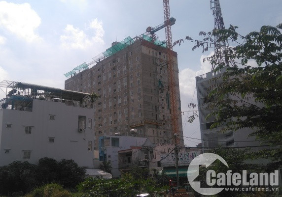 Cụ thể, dự án được phép xây 2 block, chiều cao 14 tầng nhưng chủ đầu tư lại cố tình xây thêm 2 tầng, thêm 28 căn hộ với tổng diện tích tăng thêm lên đến gần 2.000 m². Sở Xây dựng TP. HCM đã yêu cầu chủ đầu tư tháo dỡ nhưng Công ty bất động sản Tân Bình phớt lờ nên Sở Xây dựng phải cưỡng chế. Ảnh: Cafe Land.