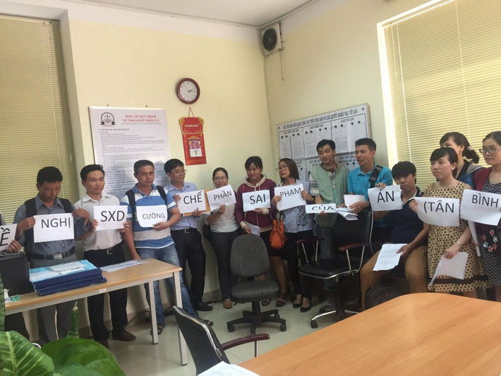 Quá sốt ruột với tiến độ của dự án, khách hàng đã nhiều lần liên hệ với chủ đầu tư tìm câu trả lời nhưng không được đáp ứng. Hàng chục khách hàng sau đó đã phải kéo đến cầu cứu Sở Xây dựng TP.HCM. Ảnh: Reatimes.