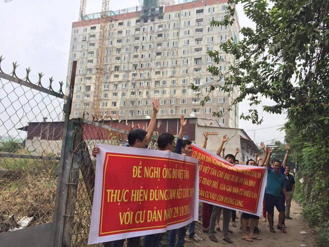 Dự án chậm tiến độ khiến khách hàng bức xúc, khốn khổ. Bởi thu nhập không cao, nhà không biết khi nào mới được nhận nhưng hàng tháng phải đóng lãi cho ngân hàng tới 3- 5 triệu, vừa lại phải bỏ tiền thuê trọ. Ảnh: Vietnam biz.