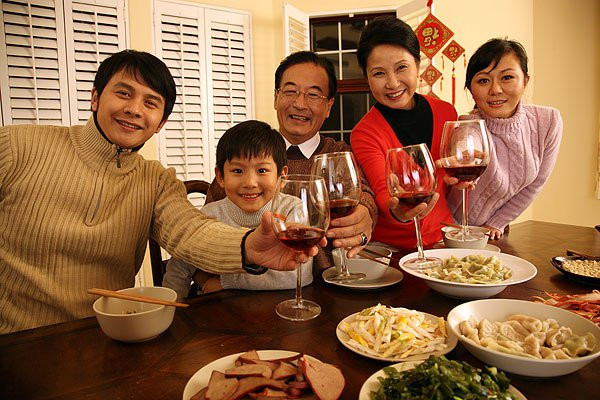 Trong những ngày nghỉ Tết, thói quen sinh hoạt, ăn uống của nhiều người bị đảo lộn mà nếu như không biết cách cân bằng có thể gây ra không chỉ những vấn đề về tiêu hóa mà còn cho sức khỏe. Ảnh: cloudfront.