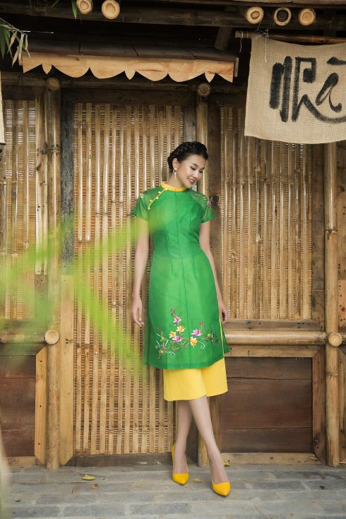 Khi chọn áo dài cách tân đi chơi Tết, bạn cũng nên chú ý đến kiểu dáng áo, trong đó có phần cổ áo. Ảnh: elle.