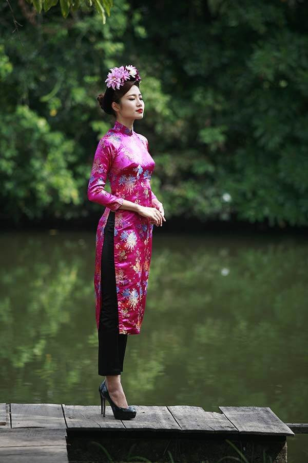 Chiều dài áo cũng cần được lưu ý khi bạn chọn mua áo dài cách tân. Ảnh: baoventd.