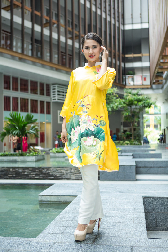 Khi chọn mua áo dài cách tân, trước hết bạn cần lưu ý đến màu sắc, chất liệu cũng như họa tiết trên áo sao cho phù hợp, hài hòa với màu quần bạn sẽ phối cùng. Ảnh: caodangytebaclieu.