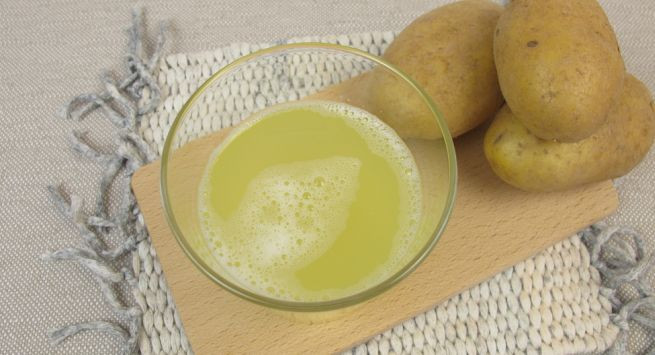 Một cách khác đơn giản hơn để trị mụn đầu đen đó là bạn hãy ép khoai tây lấy nước và thoa nước này lên vùng mũi. Ảnh: myphambachlien.