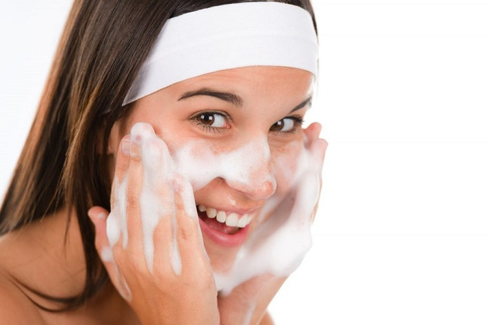 Trước hết, bạn cần làm sạch da mặt bằng cách rửa với nước hoặc sữa rửa mặt nhằm loại bỏ hoàn toàn bụi bẩn, tránh mụn có nguy cơ hình thành và phát triển. Ảnh: tgdd.