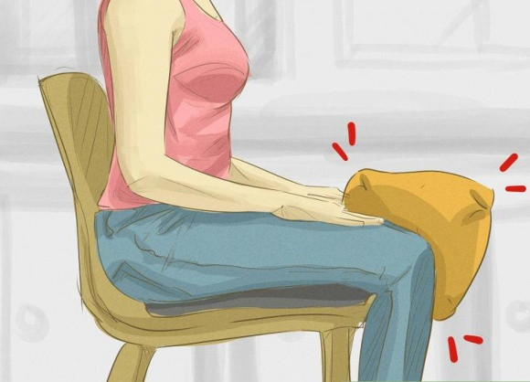 Đơn giản hơn, bạn có thể tập giảm mỡ vùng đùi với một chiếc gối như sau: ngồi trên kế, hai chân đặt vuông góc với sàn nhà và kẹp gối vào giữa 2 vùng đầu gối và đùi. Ảnh: kenhphunu.