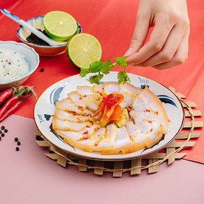 Món thịt lợn ngâm nước mắm được chế biến từ thịt heo luộc chín cùng với nước mắm pha đường, ăn cùng với dưa món, củ kiệu chua ngọt và rau sống, rau thơm rất hấp dẫn. Ảnh: maggi.