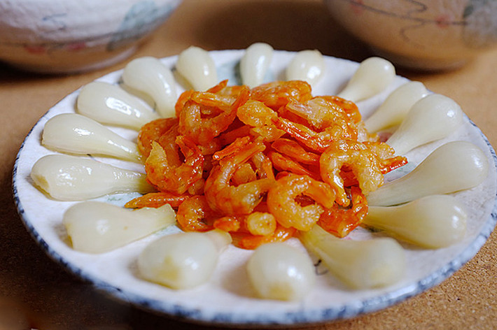 Trong khi đó, tại miền Nam, củ kiệu tôm khô là món ngon lạ miệng rất được yêu thích. Ảnh: tgdd.