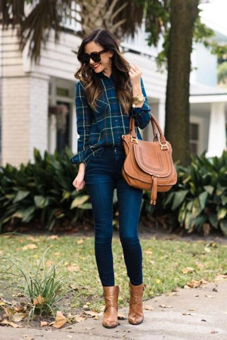 Boots cổ ngắn kết hợp với quần jeans mang lại phong cách trẻ trung, năng động. Ảnh: