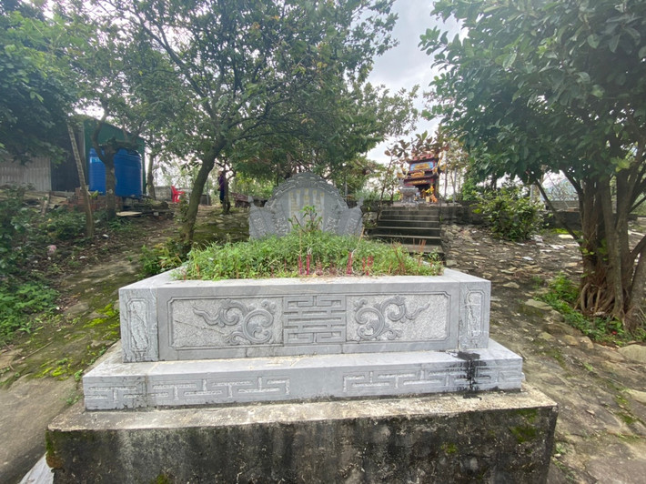 Ngay bên cạnh di tích vẫn còn những ngôi mộ đầy kỳ bí, theo tìm hiểu có thể họ là những thương nhân buôn bán, khi đi qua đây không may bị mất.