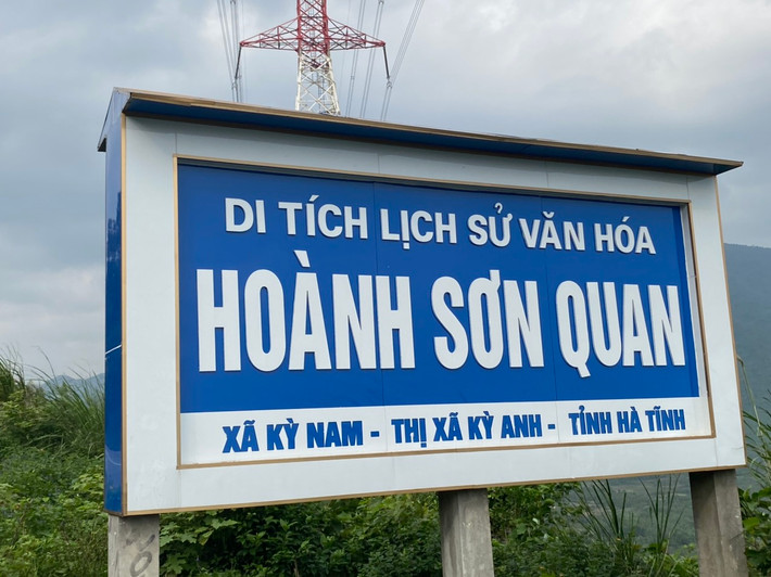 Ngay dưới tuyến đường là tấm biển lớn đề tên di tích lịch sử Hoành Sơn Quan (phía đất Hà Tĩnh)
