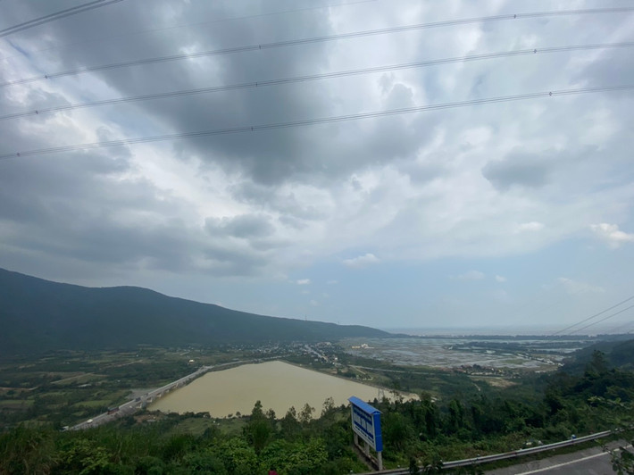 Đứng trên đỉnh di tích, phóng tầm mắt về phía Bắc là địa phận tỉnh Hà Tĩnh, ngay phía dưới là hầm đường bộ Đèo Ngang, xa hơn là KKT Vũng Áng.