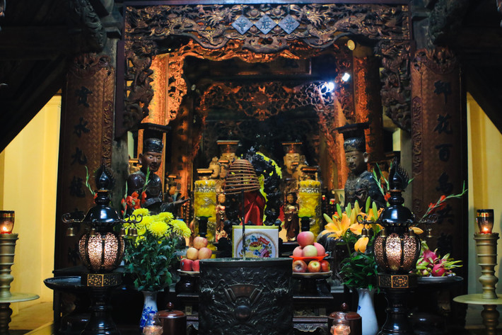 Qua dãy nhà thờ Tổ là chùa Chính, hậu đường, chùa Hạ, tả hữu hành lang nối liền vào bên trong, vây quanh thượng điện.