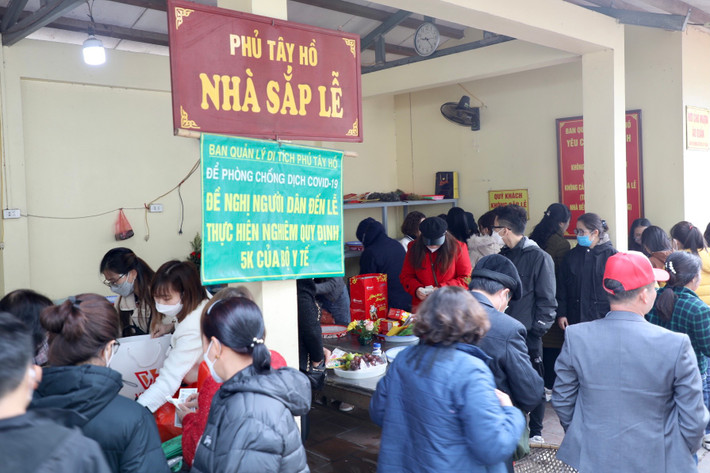 Tại khu vực nhà sắp lễ cũng rất đông.
