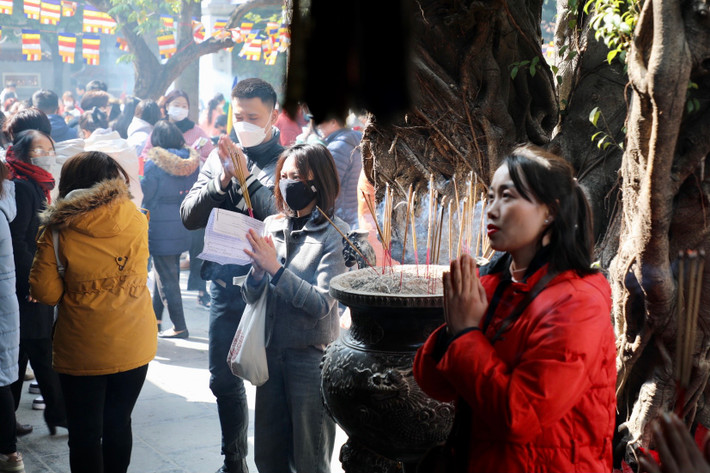 Tiếp theo là Lễ Ban Đức Chúa Ông cầu công danh tài lộc gồm tiền vàng, rượu thuốc chè, đồ mặn tuỳ ý (trước cúng sau ăn, muốn ăn gì thì cúng nấy, có thể là xôi, giò, bánh chưng thịt)... lưu ý chai rượu phải mở ra khi dâng mâm lễ. Cuối cùng là Lễ Ban Mẫu (rất quan trọng, để cầu duyên) gồm tiền vàng, hoa, trầu cau, bánh kẹo, tiền lẻ (để sau đó công đức).