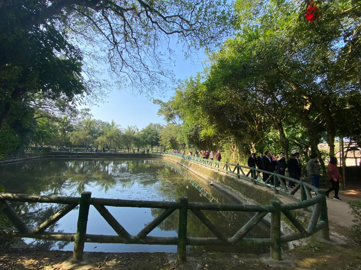 Từng đoàn du khách vẫn nối dài hàng vào tham quan