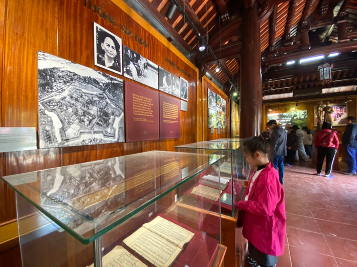 Em Hoàng Thùy Trang ở huyện Kỳ Anh (Hà Tĩnh) đang chăm chú tìm hiểu những hiện vật trưng bày tại Khu lưu niệm của Bác, được biết đây là lần đầu tiên em về thăm quê Bác Hồ kính yêu.