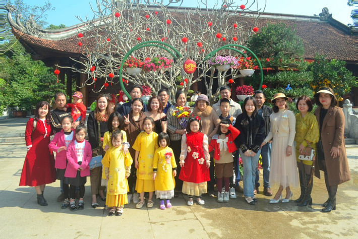 Niềm vui của mọi người khi về quê Bác cùng nhau lưu lại những bức hình của những ngày đầu xuân cầu mong một năm mới bình an, hạnh phúc.