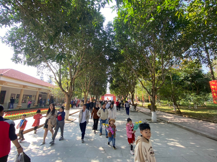 Dù về trưa nhưng đoàn người vẫn nối chân nhau về với Khu di tích đặc biệt, quê hương của Chủ tịch Hồ Chí Minh muôn vàn kính yêu.