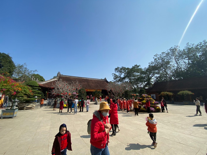 Dưới cái nắng nhẹ đầu xuân, cảnh quan nơi quê Bác, Khu di tích Kim Liên thật rực rỡ sắc xuân tươi mới đón chào du khách về tham quan