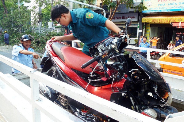 Chiếc xe máy của gia đình nạn nhân bị đè vỡ tan.