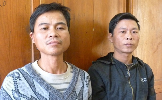 4. Gã trộm cạy két sắt nhưng quên lấy vàng Hai người đàn ông này hẹn nhau lẻn vào một nhà dân cùng xã trộm cắp. Họ mang theo xà cầy cạy phá cửa và lấy được hơn một triệu đồng trong tủ hàng tạp hóa. Mở két sắt, thấy cọc tiền 500.000 đồng (theo lời khai bị hại khoảng 40 triệu) để phía ngoài, tên trộm chộp ngay rồi rời khỏi hiện trường mà không hay biết bên trong còn nhiều trang sức vàng có giá trị.