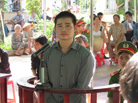 2. Trộm đúng nhà người quen cũ Bị cáo Nguyễn Phương Bình (33 tuổi) chở bạn đi trộm nhưng “không may” là con chủ nhà lại biết mặt bị cáo do có thời gian ở gần nhà trọ với bị cáo. Vậy là cả hai nhanh chóng bị công an tóm gọn.
