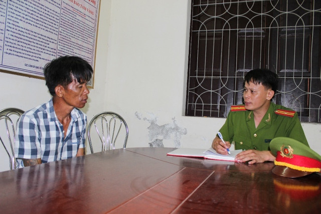  1. Tên trộm khoả thân để chui lọt lỗ cửa sổ Lưu Mạnh Hải (sinh 1968, ở 4D58 Đồng Quốc Bình, Ngô Quyền, Hải Phòng) lượn quanh các khu tập thể ở phường Đồng Quốc Bình. Đến số nhà 12D58, hắn biết chủ nhà vừa bị bắt giữ nên hiện nhà không có người ở. Vậy là hắn cởi quần áo để chui lọt lỗ hổng cửa sổ rồi vào trong khua khoắng. Đúng lúc đó, cháu của chủ nhà đi chơi về phát hiện ra nên không mảnh vải che thân, Hải vẫn lao ra ngoài nhưng bị người dân tóm gọn. 