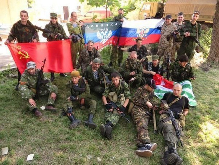 Trong cuộc xung đột Donbas năm 2014, do một số nguyên nhân nội bộ Ukraine, quân đội chính phủ lúc đó không đủ sức đối đầu với lực lượng vũ trang thân Nga ở vùng Donbas và thậm chí một số quân đội Ukraine đã tự nguyện đầu hàng theo quân Donbass.